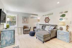 The Reef - Cozy Hideaway - Private Patio - Located Steps from the Beach
